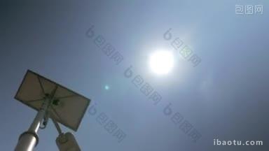 路灯的低角度拍摄的<strong>电力</strong>从太阳能电池放在蓝天和明亮的顶部